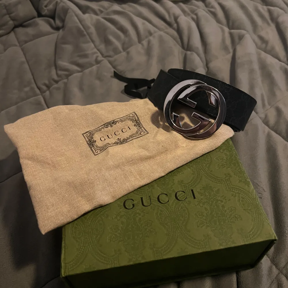 Tjena, säljer ett äkta Gucci GG Supreme  Buckle med ett extra hål gjort, med box o påse, den är använd därför ja säljer detta pris. . Accessoarer.