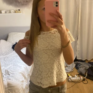 Tröja - Det är en fin vit tröja från Lindex som är ganska kort men passar till många klädval🌸💘😻
