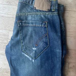 Dondup jeans - Hej, säljer ett par dondup jeans i storlek w30. Dem är väldigt bra skick. Nypris är ca 3500. Det är bara att höra av sig om frågor