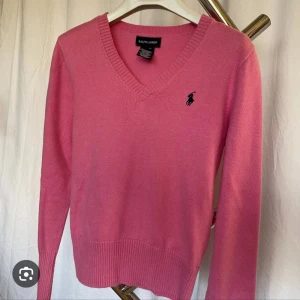 Ralph louren tröja - Jätte fin rosa stickad ralph louren tröja💕💕pris kan diskuteras