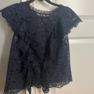 Spetts topp - Säljer en favorit från zara som inte går att köpa i butik!!🤍🤍Nästan helt oanvänd och är i nyskick! ❤️‍🔥