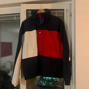 Jacka Tommy Hilfiger - Jacka från Tommy Hilfiger. Bra skick då den knappt är använd. Jag misstänker dock att den är fejk så säljer den billigare.