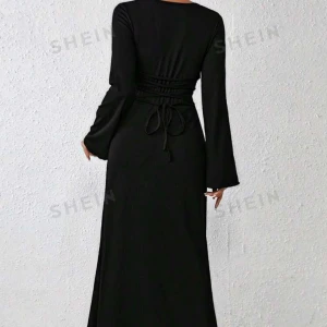 Svart långklänning från Shein - Säljer en elegant svart långklänning från Shein. Klänningen har långa ärmar och en snygg snörning i ryggen som ger en fin passform. Perfekt för festliga tillfällen eller en kväll ute. Materialet är mjukt och bekväm🤍