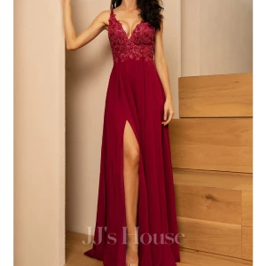 Balklänning - Från JJs House, storlek UK10=36/38. Perfekt längd på mig som är 173, den är inte insydd, inga fläckar eller skador. Endast använd 1 kväll, handtvättad sen dess💖