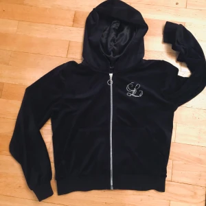 Sammetshoodie med fickor  - Fanns förut på Lindex men säljs inte längre. Finns på Zalando för 350kr men jag tycker 220 är tillräckligt. Nyskick. Passar en flicka på 10-12 år enligt etiketten.