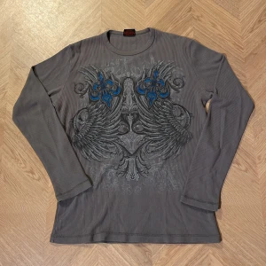 Y2k långärmad tröja - En grå y2k långärmad tröja med schysst tryck och i bra skick, säljer då den är för stor för mig. 