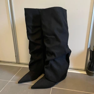 Stövlar - Säljer dessa as snygga bootsen från Nelly💞 storlek 40 men skulle även passa en 39🌸 Helt oanvända‼️ nypris 899 säljer för 600 kr💗