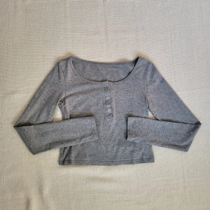 Croppad långärmad topp - Långärmad topp i mjukt material. Den är croppad och är lite längre än midjan på mig (är 154 cm). Perfekt nu till hösten!