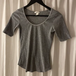 T-shirts  - Grå T-shirt har änvänt två gånger bara skick.