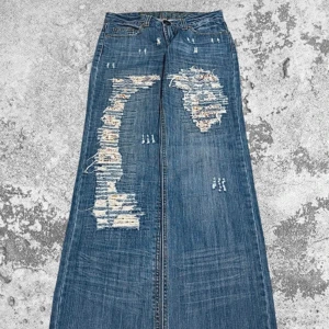 Lågmidjade jeans - Mått: midjan, 72 cm längden, 105 cm  Jeansen är i fint skick, oanvända, tyvärr tar inte bild med byxorna på eftersom denne för små