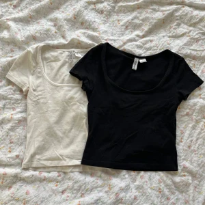 2-pack kroppade t-shirts  - 2-pack kroppade t-shirts i svart och vit. Två olika storlekar men personligen tycker jag att de sitter lika. Köpta för ca ett år sedan och är i bra skick.