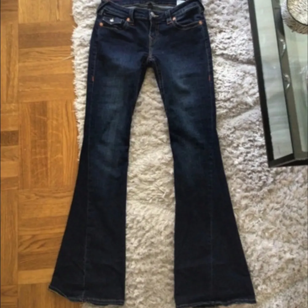 Säljer dessa skitsnygga jeans från true religion då de var lite för stora🫶 w:26 men de är mycket stretchiga, modellen är joey . Jeans & Byxor.