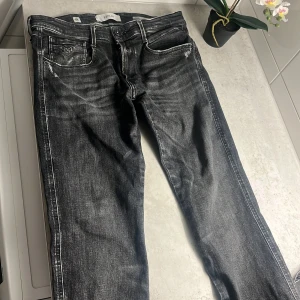 Replay jeans - Tja, säljer ett par feta replay jeans. Köpta från NK. Är i perfekt skick utan några defekter. I modell anbass.