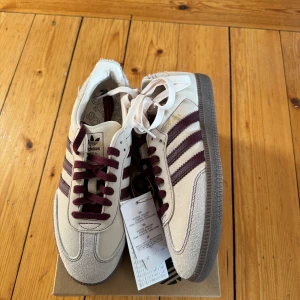 Adidas samba OG maroon  - Helt nya adidas samba OG maroon säljes, kvitto finns. Finns i storlekarna 36 2/3, 37 1/3, 38, 38 2/3, 39 1/3, 40, 40 2/3.