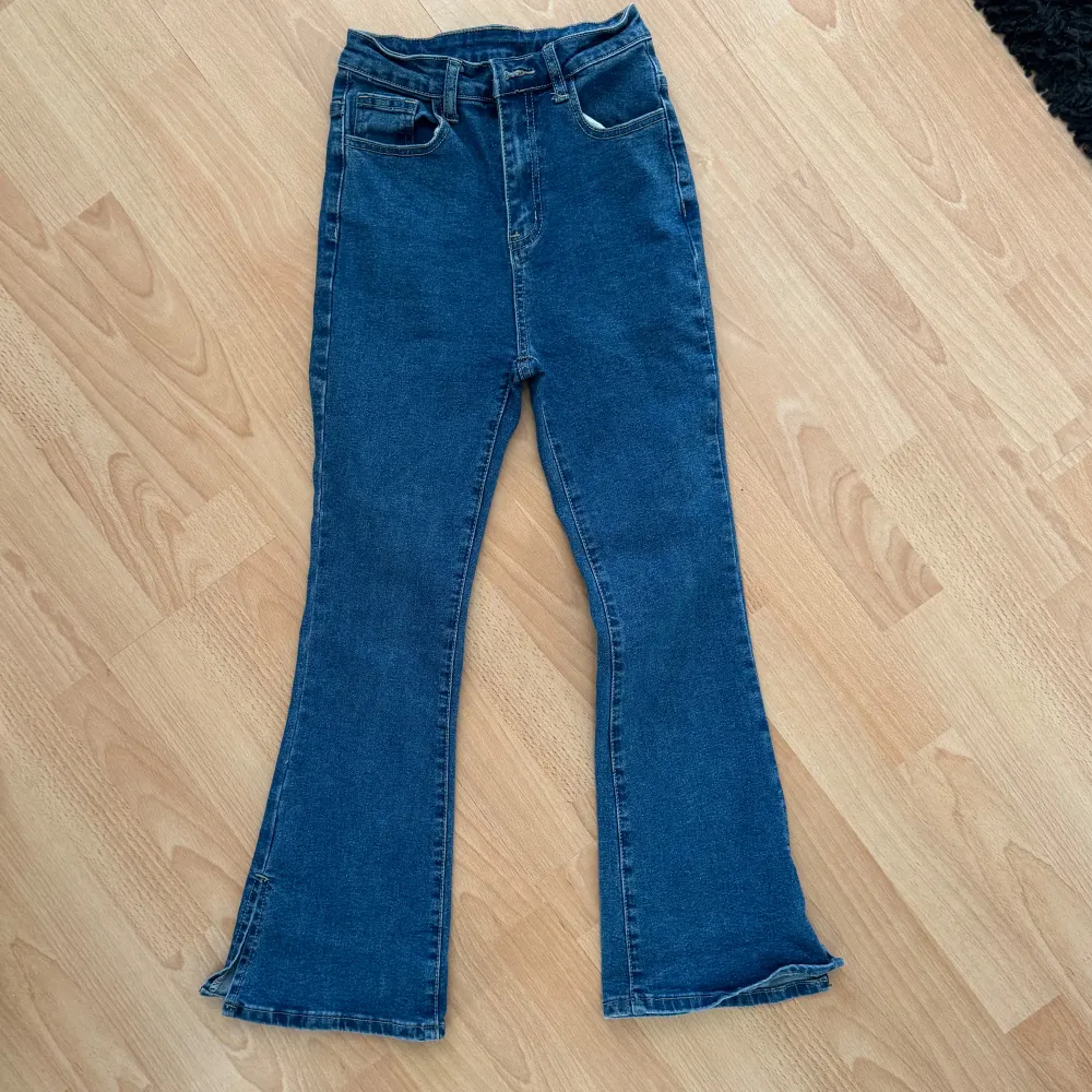 Snygga blå bootcut jeans i nyskick för ca 12-14år beroende på hur stor du är. Stl 146 i byxan.  Längd 99cm. Midja 67cm. Höft 88cm. Högmidjade. Slits vid benen. Hämtas på Hägerstensåsen eller ök 💙. Jeans & Byxor.