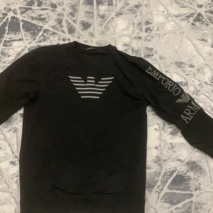 Armani Sweatshirt  - En Emporio Armani sweatshirt i mycket bra skick. Jag fick den som present och en ny kan vara mycket dyr. Det står L men passar som M. Vid intresse skriv och pris kan diskuteras 