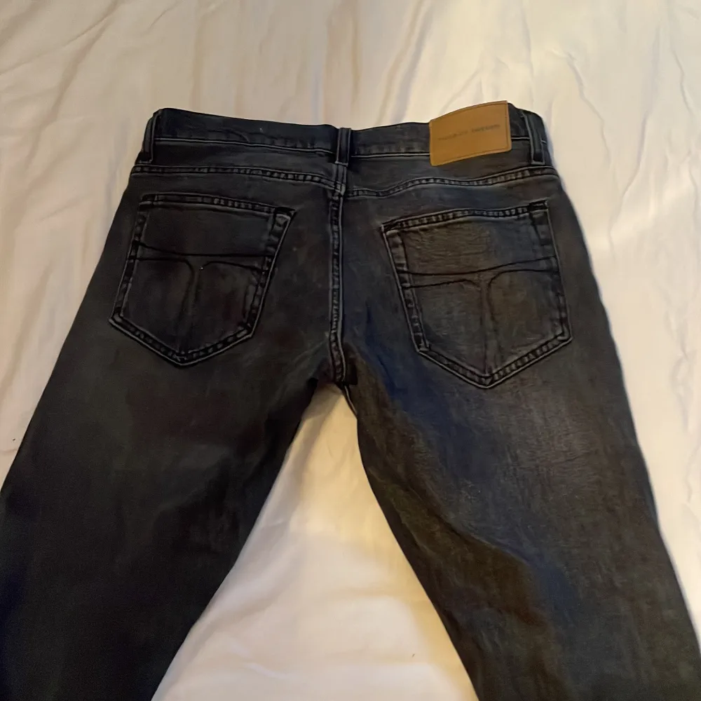 Tja säljer nu mina gråa tiger jeans för har ingen användning längre, dom är inte så använda. De är storlek 30/32 och är gråa. Nypris 1700kr.. Jeans & Byxor.