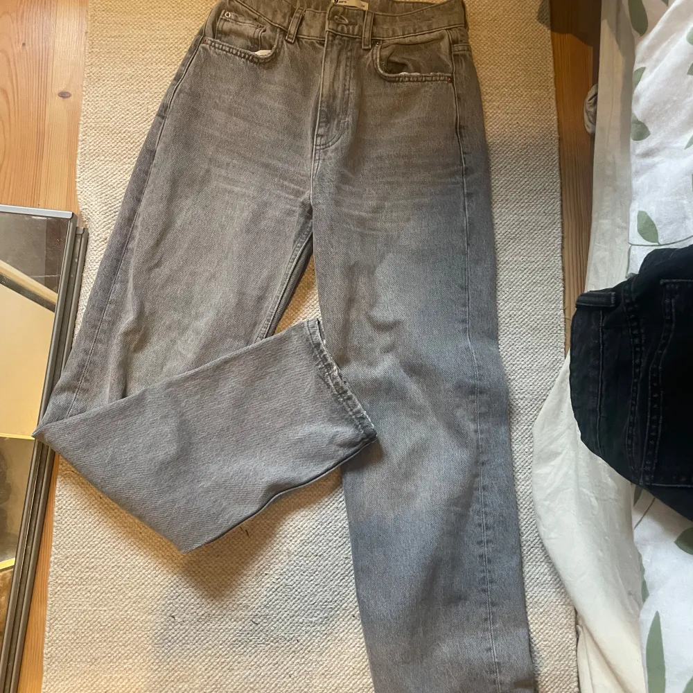 Säljer ett par snygga grå jeans i normal passform. De är midwaste . Perfekta för både vardag och fest!. Jeans & Byxor.