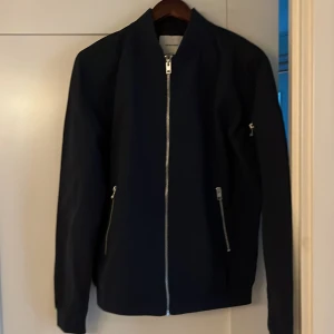 Jack & Jones bomberjacka  - Aldrig använd (ny skick)  Strl S  Mörkblå