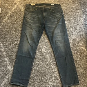 Gant regular fit jeans - Säljer dessa eftersom ja har bara använt de typ 3 gånger. Det är regular fit på jeansen. Ljus blåa. Bra kvalite och inte stela. Pris kan diskuteras 