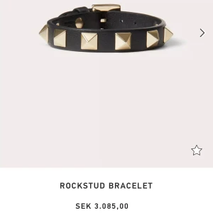 Valentino armband  - Säljer nu mitt valentino armband de är helt nytt aldrig använt, köpt för 3100kr säljer för 2500💗