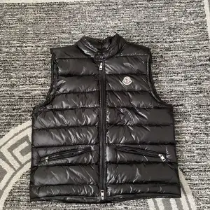 Hej säljer den här Moncler västan helt ny endast testat äkta har nfc också skick 10/10 inga skador helt ny som den va kvitto finns hör av er via intresse/frågor😊!