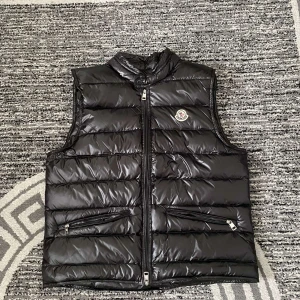 Moncler väst  - Hej säljer den här Moncler västan helt ny endast testat äkta har nfc också skick 10/10 inga skador helt ny som den va kvitto finns hör av er via intresse/frågor😊!