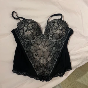 Korsett - Så snygg och sexig korsett!! Perfekt inför halloween eller fest🤍🍁 