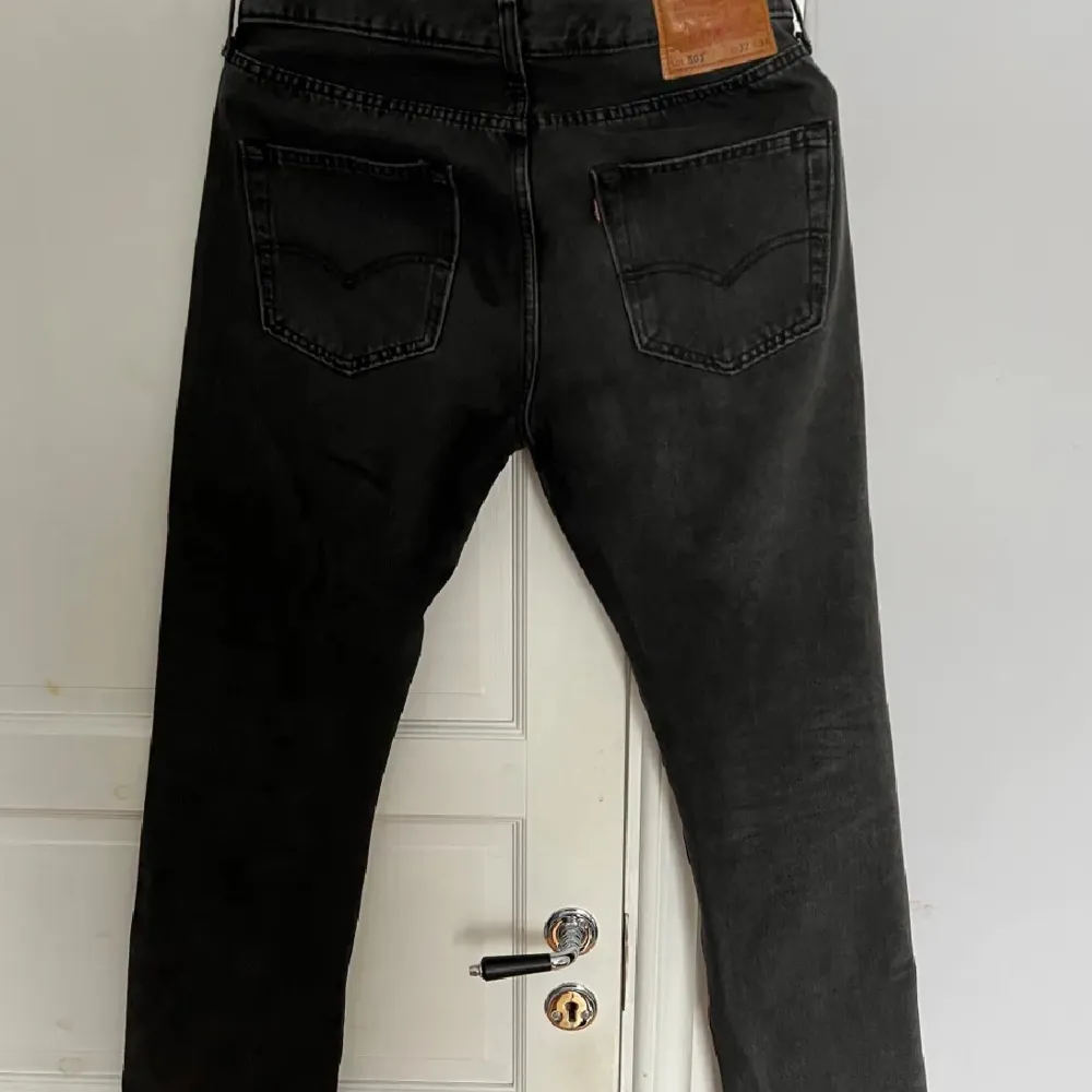 svarta 501 jeans i storlek 32/34. Jeans & Byxor.