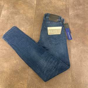 Riktigt schyssta replay jeans anbass. Jeansen är helt nya och är slim fit. Storlek W28 L32. Mitt pris:599kr! Hör av er vid frågor och funderingar!