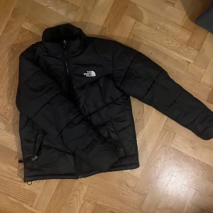 North face puffer jacka - Tjohejsan, säljer nu denna north face jacka i bra pris och kvalité. Använd lättsamt endast en vinter och värmer bra. Nypris 2100kr Skriv gärna vid frågor och funderingar.☺️