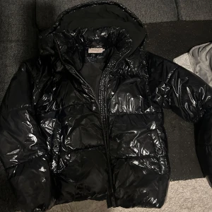 Svart glansig pufferjacka från Nelly - Säljer min svarta pufferjacka från Nelly som är slutsåld då jag köpt en ny jacka. Använd några gånger och i väldigt gott skick. 💓