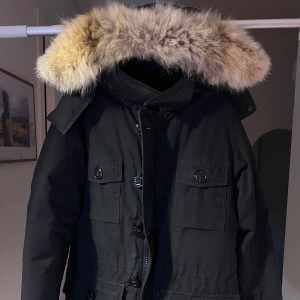 Canada goose chateau parka  - Canada goose jacka i mycket bra skick Style : chateau parka Med äkta läder detaljer  Jag Storlek S/P  Justeringar runt midjan