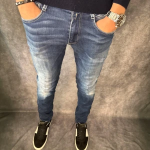 Replay anbass jeans  - // Replay anbass jeans | Storlek W33/L32  (sitter mer som W31/L32) | Benlängd: 109cm / Midja: 41cm | Nypris runt 1800kr | Kontakta för fler frågor eller funderingar // Deluxecloset