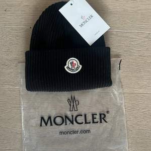 Tja! Säljer nu min nästan helt oanvända Moncler mössa, den är endast använd ca 1-2 gånger när jag testat den. Nypriset ligger på runt 2500, och säljer den nu för 1199, trots att den typ är helt oanvänd!😊