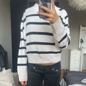 stickat tröja - Jätte fin stickat tröja. Vit/svart randig(pris kan diskuteras)💗💗
