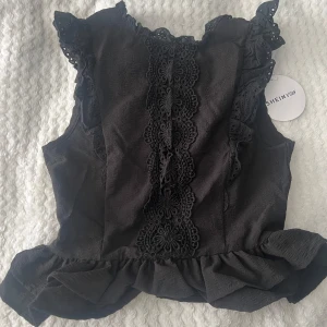 Svart topp/festtopp - En fin topp/blus från SHEIN. Storlek M (liten i storleken). Aldrig använd & prislapp kvar!🖤