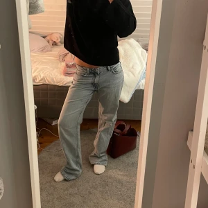 Lågmidjade jeans - Lågmidjade baggy/straight jeans från Gina, helt oanvända. Supersnygg passform och väldigt coola! Endast testade💖köpte för 500