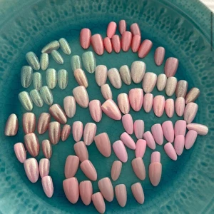 Bounde lösnaglar hög kvalité. Opi - Bounde lösnaglar hög kvalité: jobbar bara med märket opi. Innehåll: Basic glitter 1set 150kr 5 set värde 750kr . Basic rubber gel 25kr nagel 2set 500kr värde. Glitter extra 38kr nagel 3 set värde 1140kr. Pris 2000kr 10set. Lillakattennaglar instagram