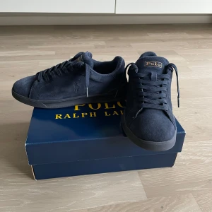 Blåa polo Ralph lauren skor - Säljer nu mina riktigt snygga polo Ralph lauren skor. Skick 9,5/10 då de endast är använda någon enstaka gång. Låda följer med. Hör av er vid minsta fundering.