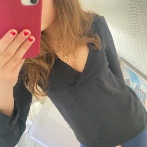 Svart topp  - Säljer denna snygga toppen från vila då den inte kommer till användning💕💕 strl 34 men passar xs-m 