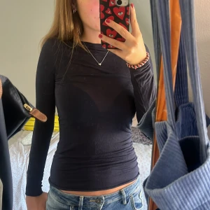 Intimissimi tröja i färgen mörkblå  - Hej! Jag säljer den här intsimissmi tröjan i marin blå storlek S. Den är sjukt snygg och passar till det mesta. Säljer eftersom jag sällan använder den vilket även innebär att den är i nyskick!💕