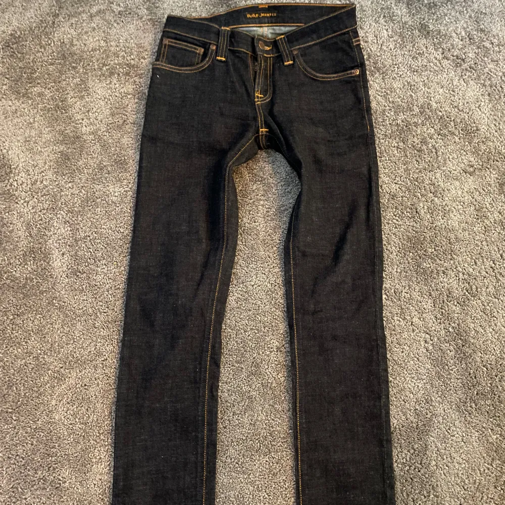 Tja, säljer dom här feta nudie jeansen i storlek 28/32! Inga synliga skador eller defekter, priset kan diskuteras och tveka inte vid frågor!. Jeans & Byxor.