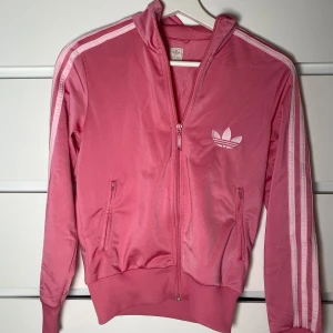 Adidaströja med dragkedja  - Snygg, old school rosa Adidaströja med dragkedja. Bra skick. 