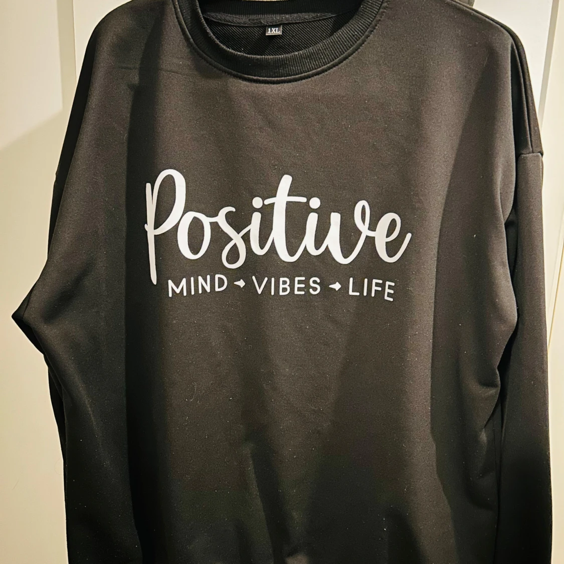 Svart tröja med text - 92