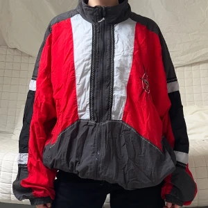 Oversized Röd Vindjacka - Säljer den coola jacka i storlek XXL❤️