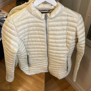 Vit colmar jacka - Säljer denna jacka eftersom den är för stor och kommer därför inte till användning. Jag har knappt använt jackan men det finns små sminkfläckar från de få gånger den använts, annars är den som ny. 