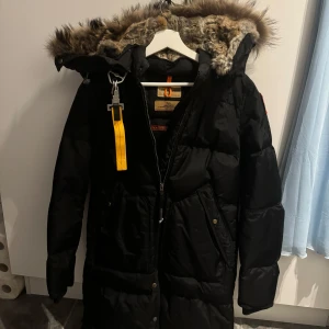 Longbear parajumper - I super fint skick! Knappt använd.  Fler bilder finns.