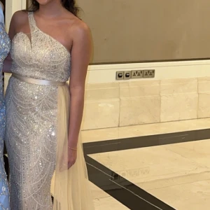 Fest klänning - Superfin festklänning i champagne. Passar perfekt till bröllop. Den är i storlek S, jag är 163 och har på mig 10 cm klack. Använd endast 1 gång. Priset går att diskutera