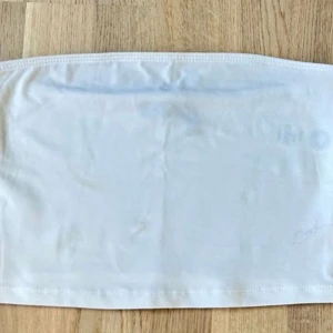 Vit tubtopp från ASOS Design - White tube top from ASOS 🍉size 36